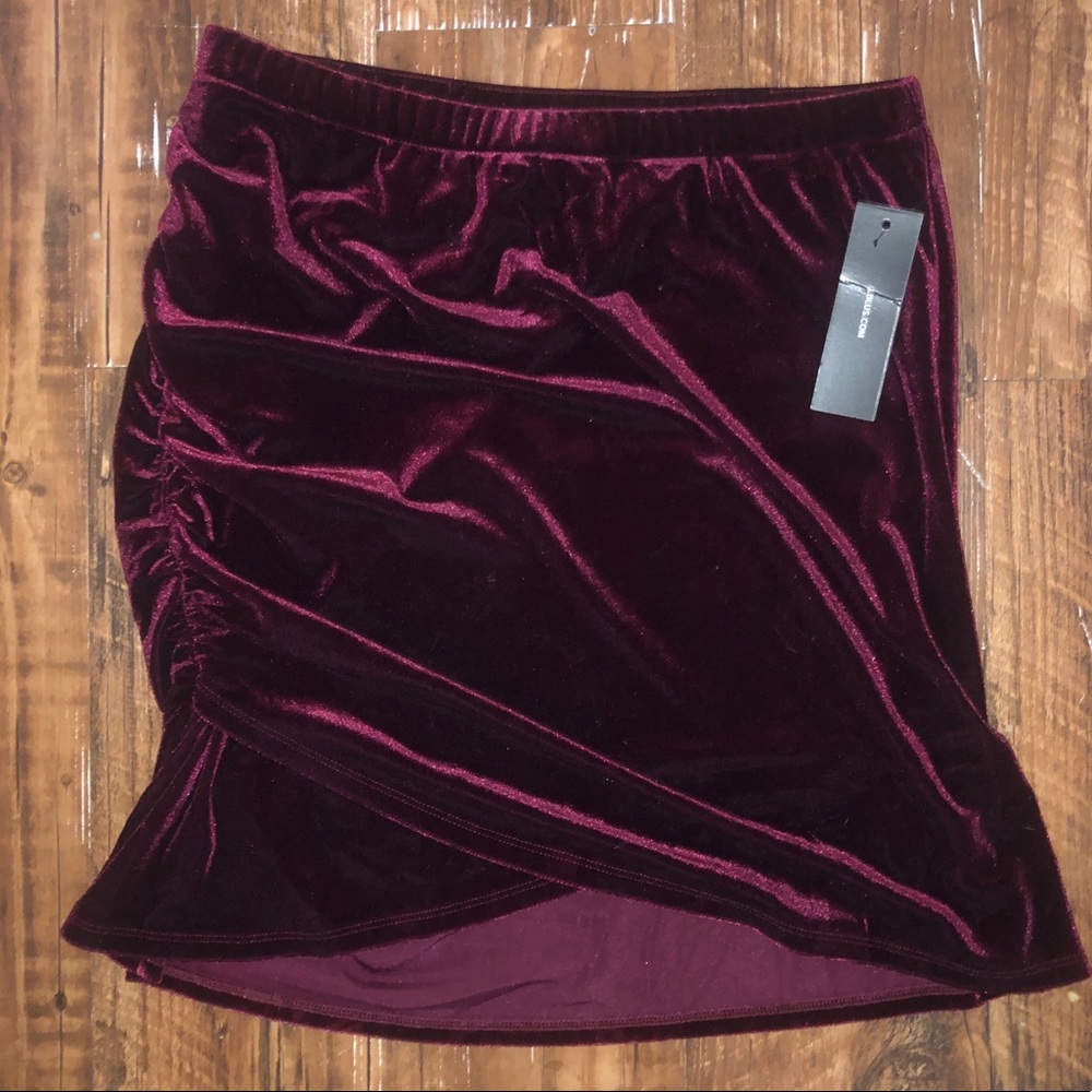 Lulu’s velvet ruched wrap skirt NWT